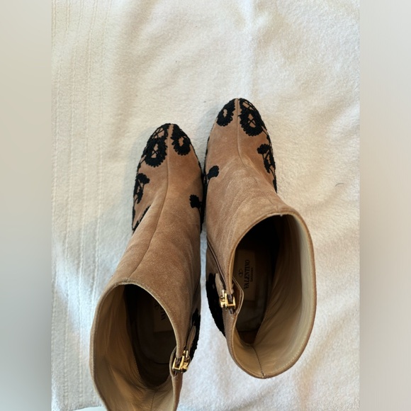 Valentino beige suede booties with enbroidered flowers - Picture 9 of 9